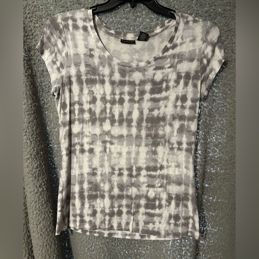 Tahari Gray and White Tie-Dye Short Sleeve Tee